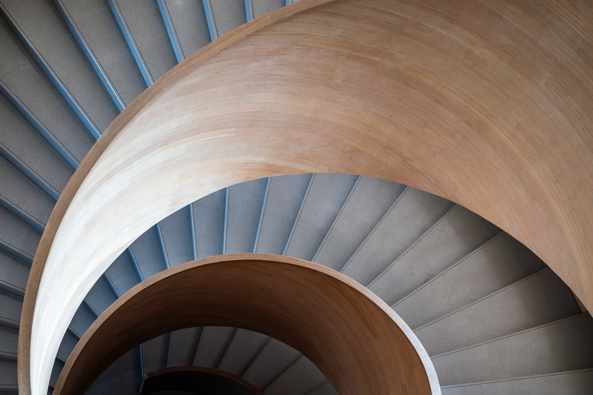 Escalera de caracol de madera clara vista desde arriba