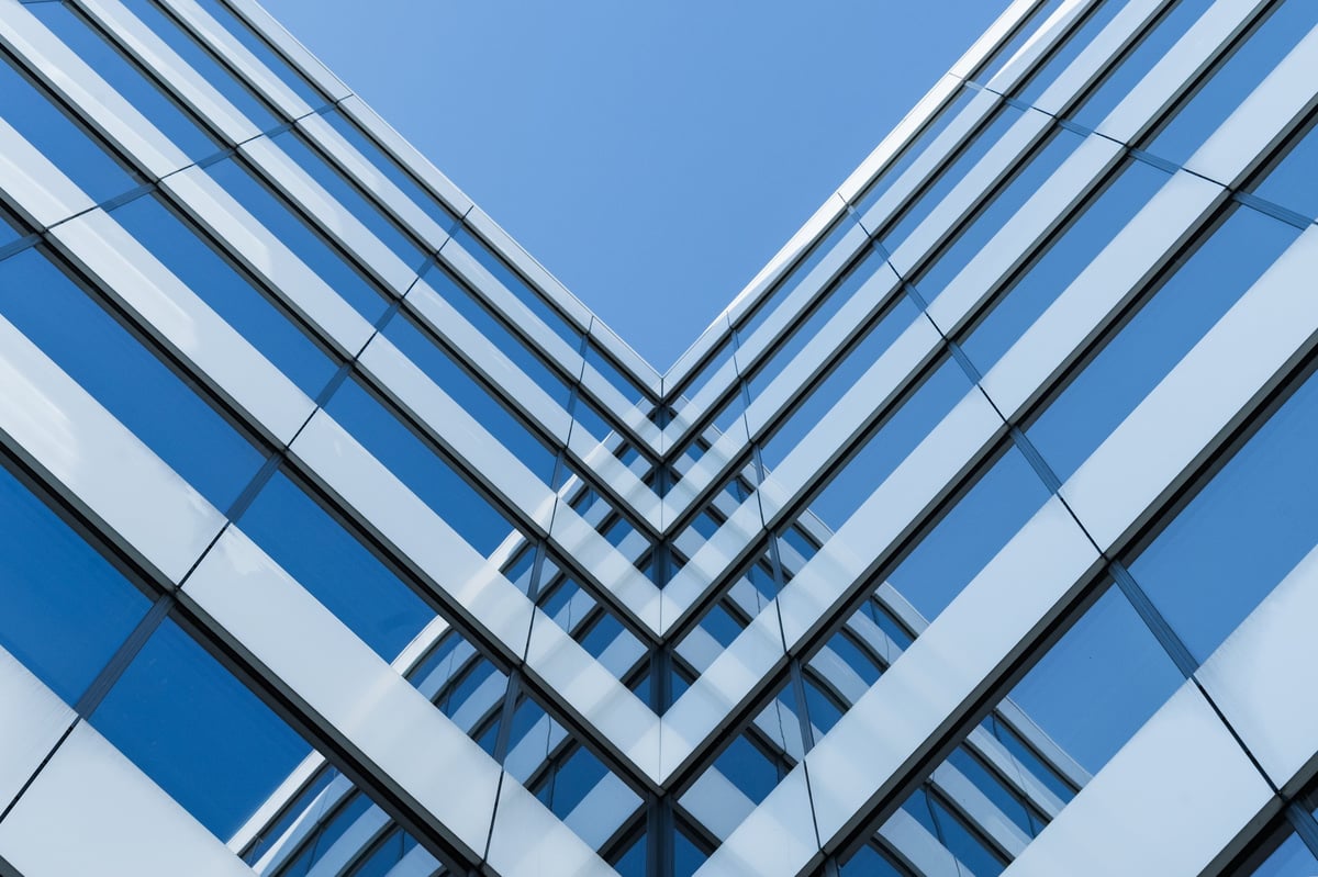 Fachada de vidrio de un edificio moderno con líneas geométricas