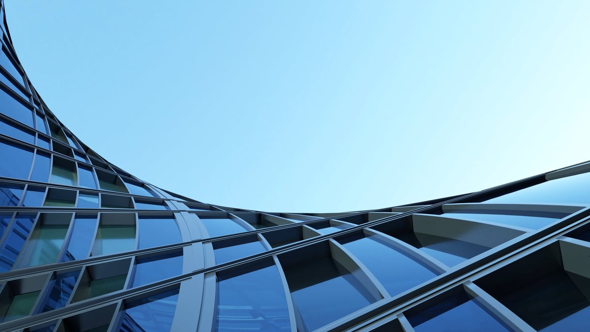 Edificio corporativo con ventanal curvo y estructura de acero